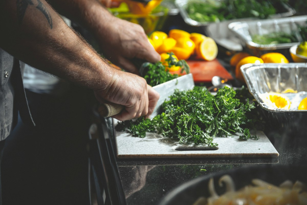 Ensalada de quinua con verduras frescas y proteína