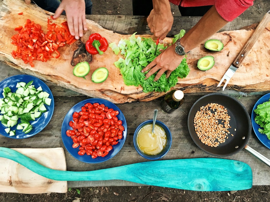 Nutricionista en su consultorio rodeada de ingredientes saludables